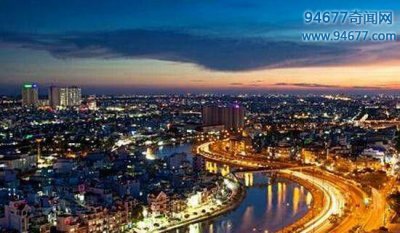 ​中国最大的城市，处于内蒙古的呼伦贝尔 (面积：262062平方千米)