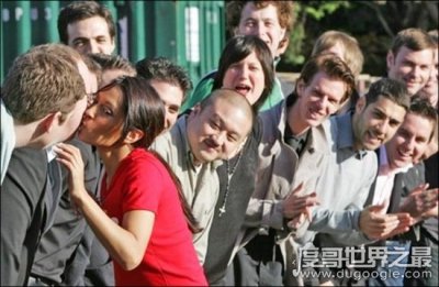 ​盘点各种接吻的吉尼斯世界纪录，1分钟吻111人