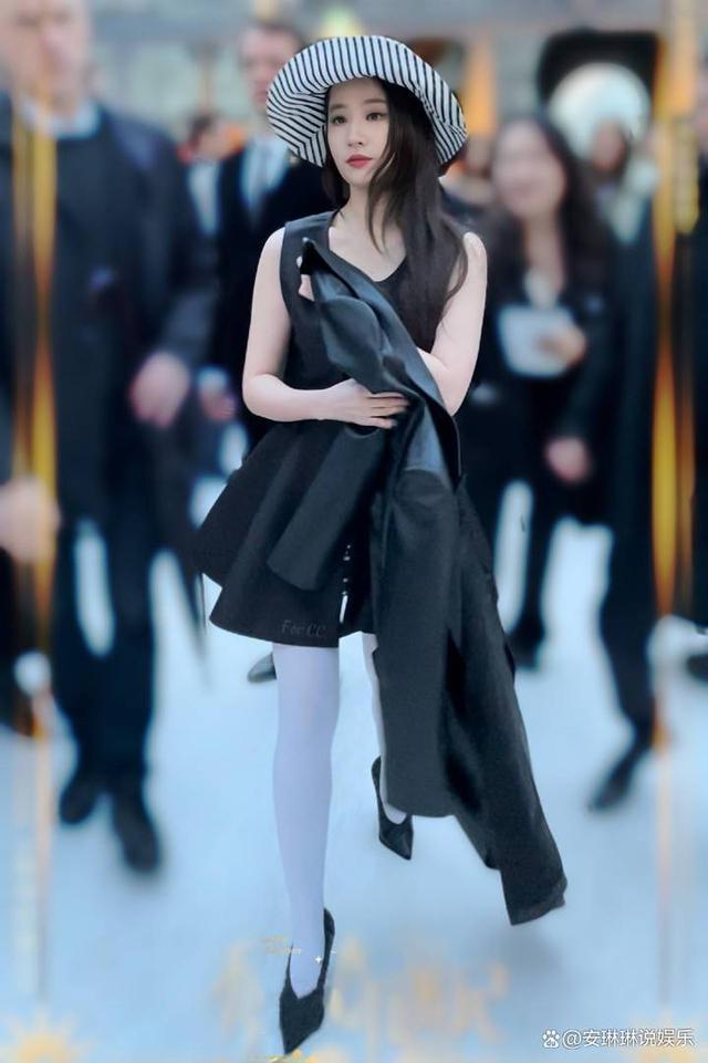 鲨疯了!刘亦菲小黑裙白袜造型 摩登复古御姐范儿十足!