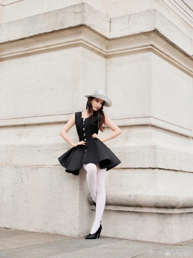 鲨疯了!刘亦菲小黑裙白袜造型 摩登复古御姐范儿十足!