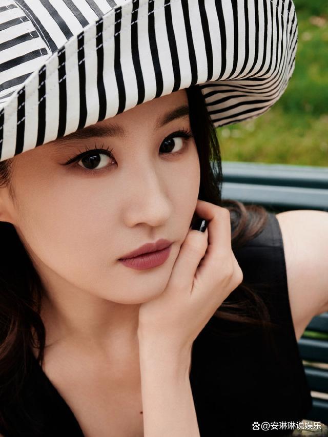 鲨疯了!刘亦菲小黑裙白袜造型 摩登复古御姐范儿十足!