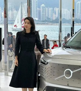 郭晶晶亮相米兰时装周,一身行头12万,不输大牌明星!