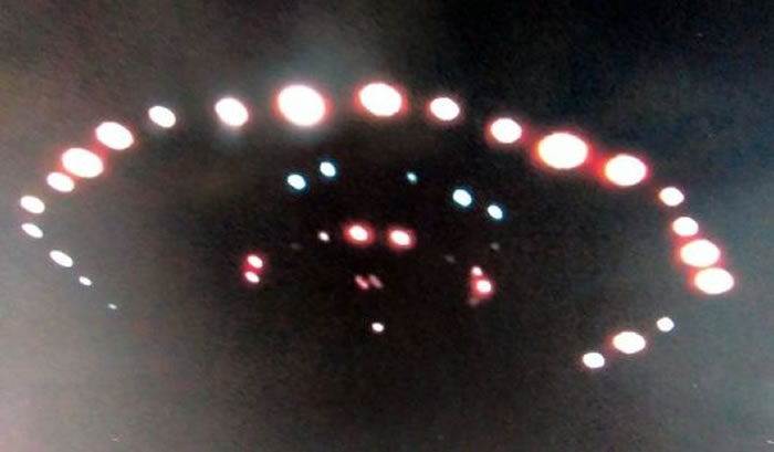 现实版《第三类接触》：英国老翁目击发光UFO