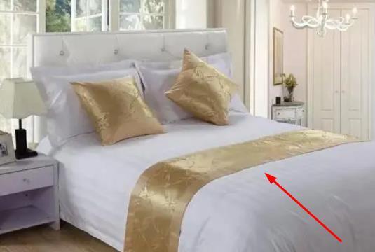 酒店床上一条长条布有什么用 防污压被角两不误(还能装饰)