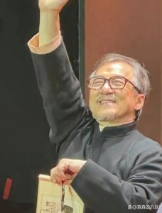 大师兄洪金宝怒怼说成龙老的网友:谁会不老?健康就行!