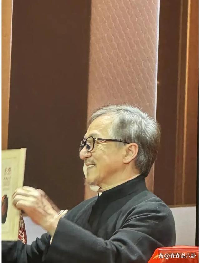 大师兄洪金宝怒怼说成龙老的网友:谁会不老?健康就行!