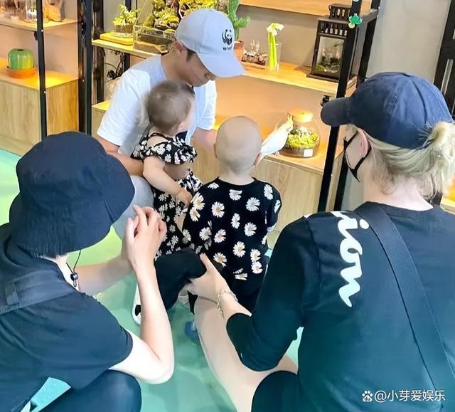 撒贝宁带龙凤胎出行 一人带俩娃背超大背包,画面温暖又狼狈!