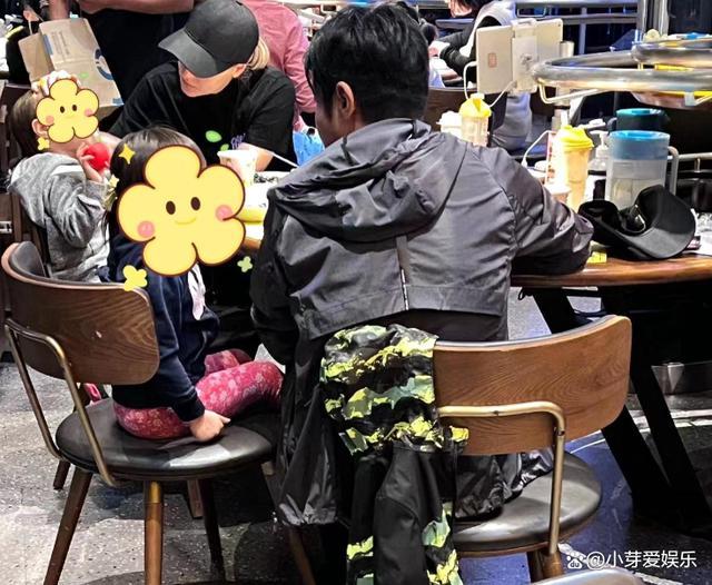 撒贝宁带龙凤胎出行 一人带俩娃背超大背包,画面温暖又狼狈!