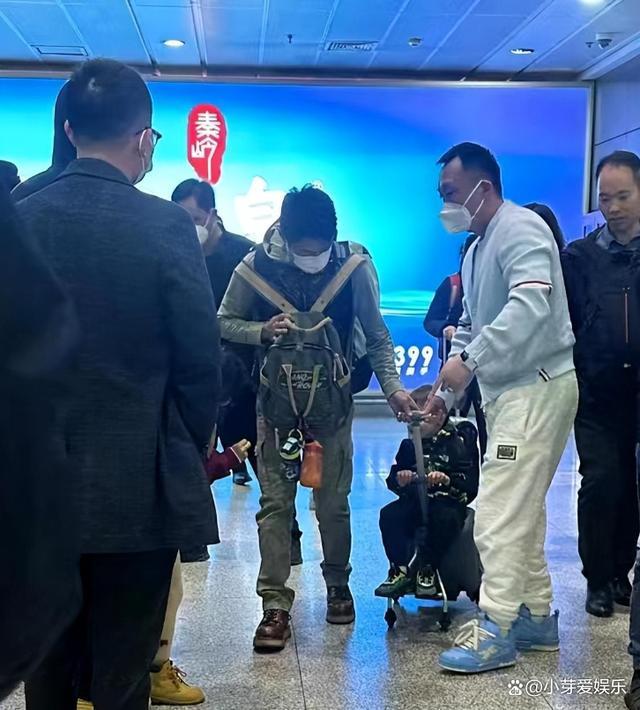 撒贝宁带龙凤胎出行 一人带俩娃背超大背包,画面温暖又狼狈!