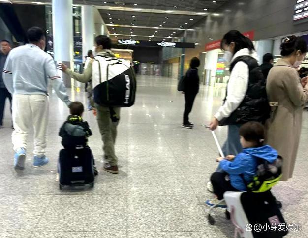 撒贝宁带龙凤胎出行 一人带俩娃背超大背包,画面温暖又狼狈!