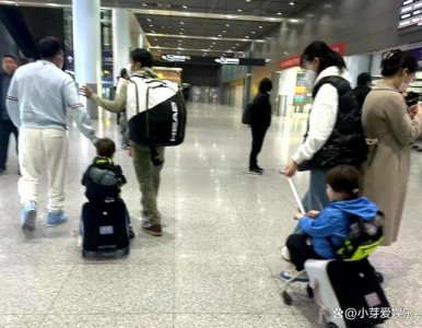 撒贝宁带龙凤胎出行 一人带俩娃背超大背包,画面温暖又狼狈!