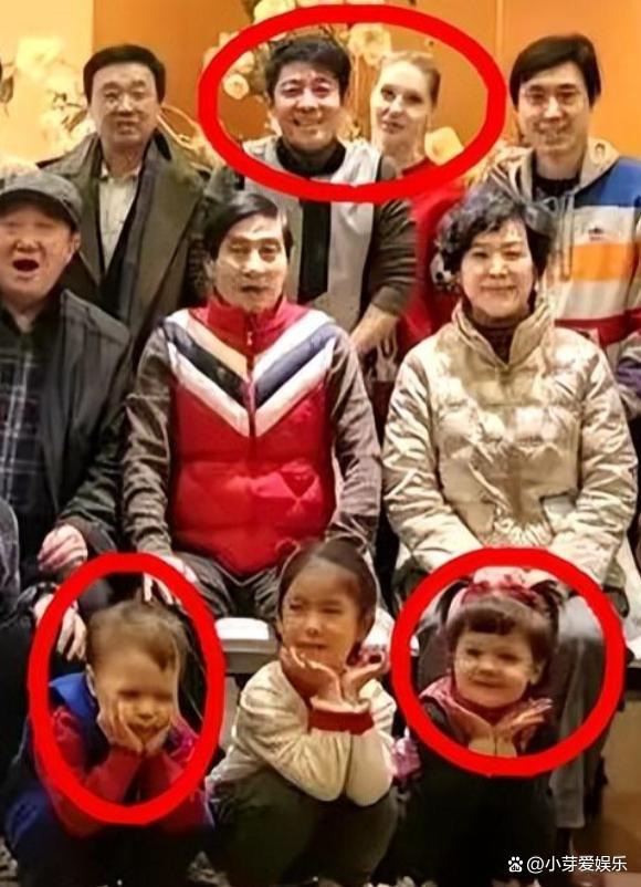 撒贝宁带龙凤胎出行 一人带俩娃背超大背包,画面温暖又狼狈!