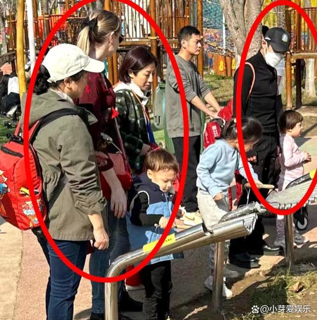 撒贝宁带龙凤胎出行 一人带俩娃背超大背包,画面温暖又狼狈!