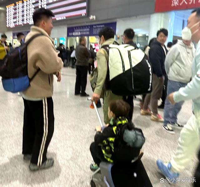 撒贝宁带龙凤胎出行 一人带俩娃背超大背包,画面温暖又狼狈!