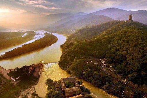 四川地理位置有何特点