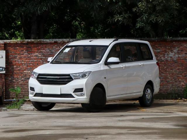 五菱宏光S2021款5座落地价是多少钱？五菱宏光S裸车价-