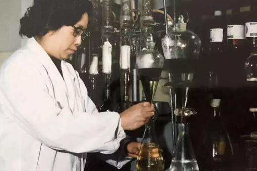 屠呦呦和戚发轫哪位名人的名字源于《诗经》