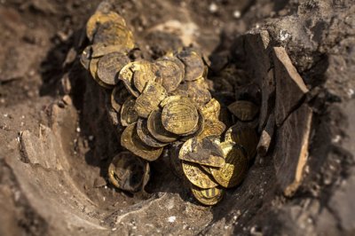 ​以色列中部城市亚夫内考古遗址挖出425枚伊斯兰帝国阿拔斯王朝24K金币