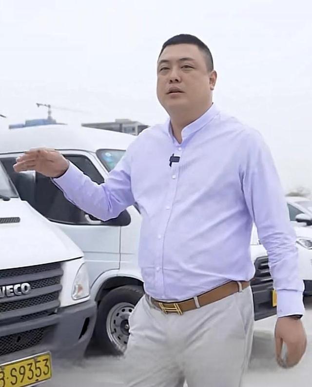 西南二手车风向标、300多万粉丝大网红彬彬车行因出售事故车翻车了？直播打耳光扇到口鼻流血！-