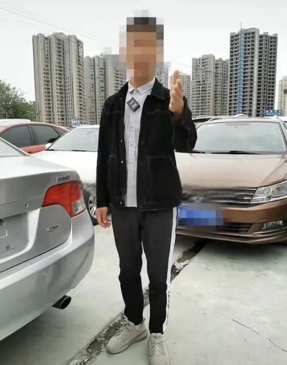 西南二手车风向标、300多万粉丝大网红彬彬车行因出售事故车翻车了？直播打耳光扇到口鼻流血！-