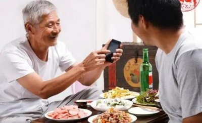 白酒黄酒一起喝(黄酒啤酒白酒一起喝)