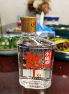 铁盒西凤酒45度的价钱(西凤酒金老窖45度铁盒包装)