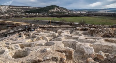 ​俄罗斯科学院考古学家在塞瓦斯托波尔郊外古罗马墓穴发现1000多件物品