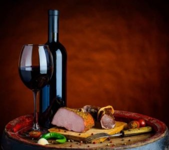 ​喝了红酒吃什么菜解救酒驾？喝红酒吃点啥菜好呢