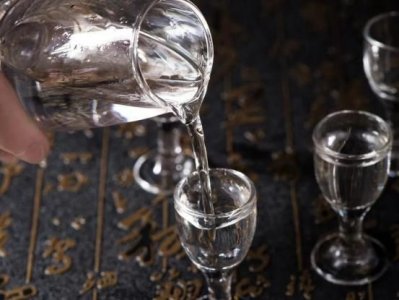 食用油鉴别白酒可信吗(食用油能鉴别白酒是真假吗)