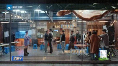 李菲儿在曾志伟面前这一蹲,撕下了多少娱圈女的虚伪面具