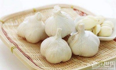 ​白酒泡大蒜 大蒜拍扁吗？白酒泡大蒜 大蒜拍扁吗能吃吗