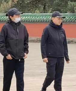 曝宋丹丹每天逛日坛公园!留寸头面容似男性,多套豪宅被曝光