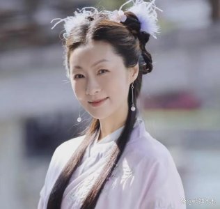 “怀玉公主”穿廉价服装带货卖19元草帽,与孙耀威殊途同归