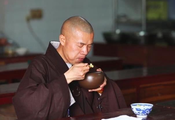 一天吃两顿饭好还是三顿饭好 一天吃两顿饭好还是三顿饭好