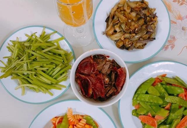 一天吃两顿饭好还是三顿饭好 一天吃两顿饭好还是三顿饭好