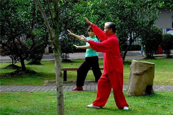 晨练前可以喝水吗 可以适量饮水 晨练前可以喝水吗 可以适量饮水