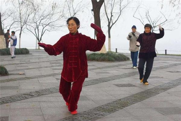 晨练前可以喝水吗 可以适量饮水 晨练前可以喝水吗 可以适量饮水