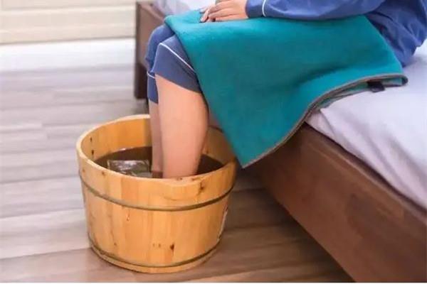 三伏天泡脚的好处与功效 三伏天泡脚的最佳时间 三伏天泡脚的好处与功效 三伏天泡脚的最佳时间
