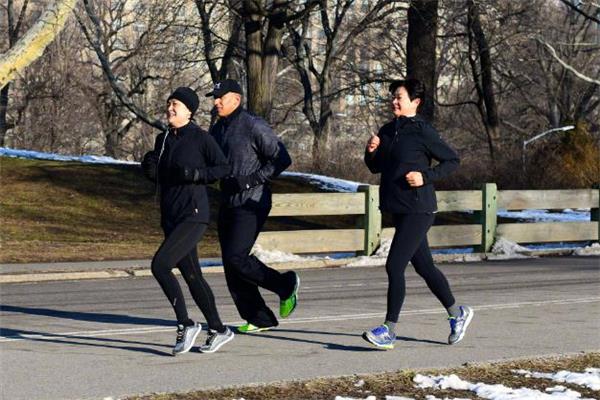 慢跑和打羽毛球哪个更减肥 慢跑和打羽毛球哪个消耗大 慢跑和打羽毛球哪个更减肥 慢跑和打羽毛球哪个消耗大