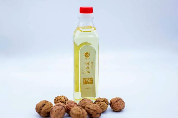 核桃油一斤多少钱 核桃油用什么核桃压榨最好 核桃油一斤多少钱 核桃油用什么核桃压榨最好