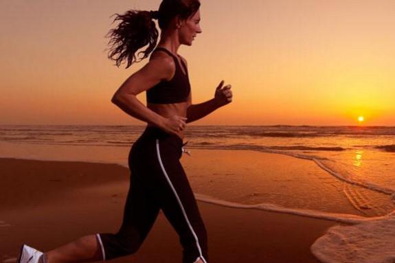 夜跑3小时尿液呈酱油色 夜跑好还是晨跑好 夜跑3小时尿液呈酱油色 夜跑好还是晨跑好