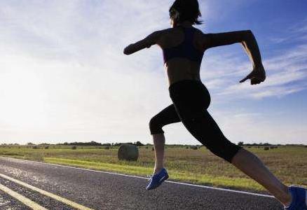 夜跑3小时尿液呈酱油色 夜跑好还是晨跑好 夜跑3小时尿液呈酱油色 夜跑好还是晨跑好