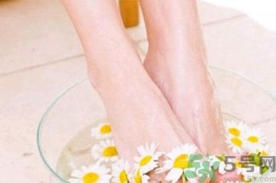 冬天泡脚放什么好?冬天经常泡脚有什么好处?