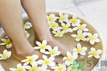 冬天泡脚放什么好?冬天经常泡脚有什么好处? 冬天泡脚放什么好?冬天经常泡脚有什么好处?