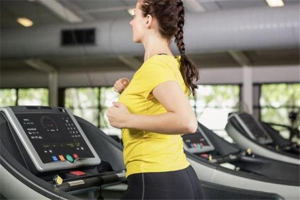 跑步机上走路伤膝盖吗 姿势很重要 跑步机上走路伤膝盖吗 姿势很重要