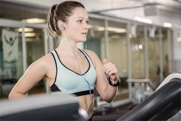 跑步机上走路伤膝盖吗 姿势很重要 跑步机上走路伤膝盖吗 姿势很重要