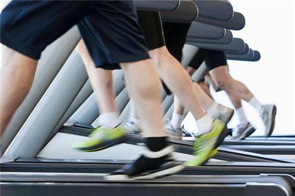 跑步机上走路伤膝盖吗 姿势很重要 跑步机上走路伤膝盖吗 姿势很重要