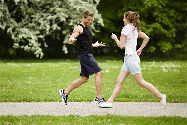 早上跑步好还是晚上跑步好 早上跑步有什么好处 早上跑步好还是晚上跑步好 早上跑步有什么好处