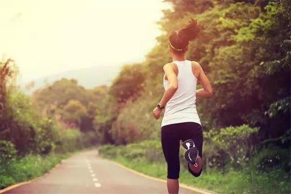 早上跑步好还是晚上跑步好 早上跑步有什么好处 早上跑步好还是晚上跑步好 早上跑步有什么好处