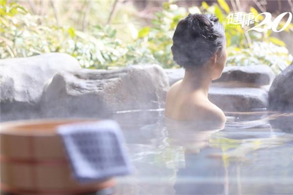 泡温泉空腹还是饭后 记得多喝水 泡温泉空腹还是饭后 记得多喝水